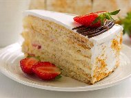 Торта с домашни ванилови блатове, крем с крема сирене и сметана и ягоди